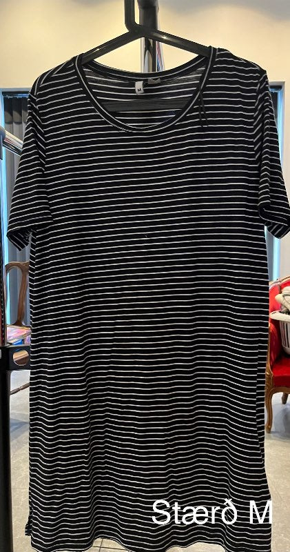 Röndóttur stuttermakjóll