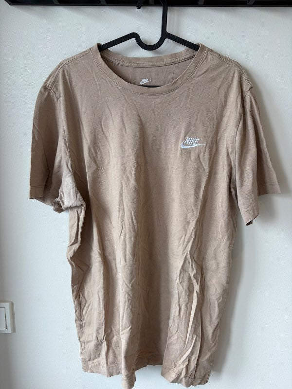 Brúnn Nike bolur