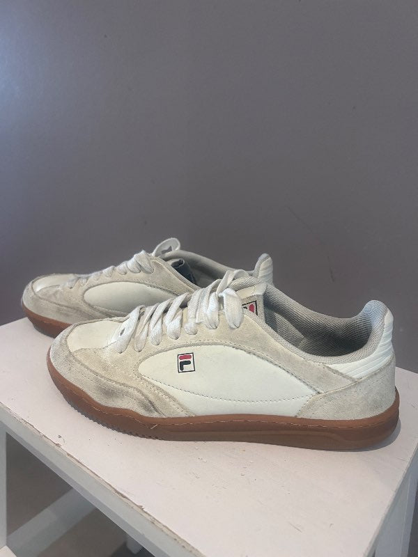 Fila strigaskór ljósir