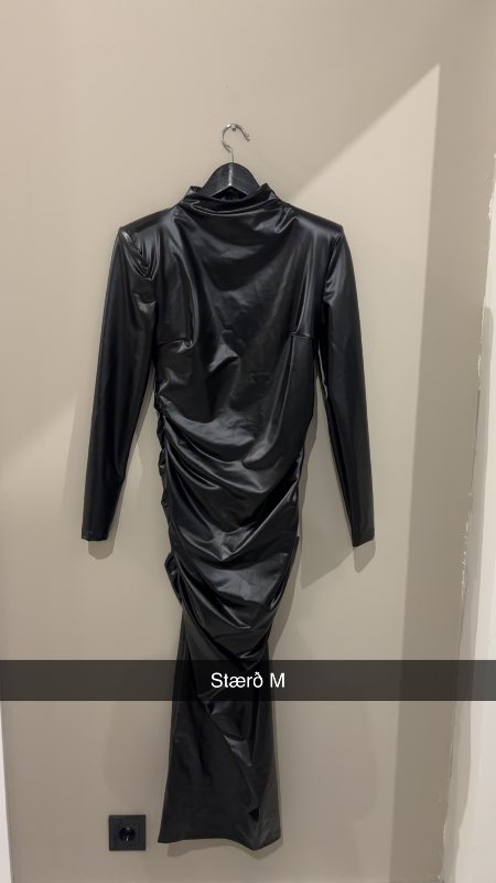 Kjóll Leður Fashion Nova