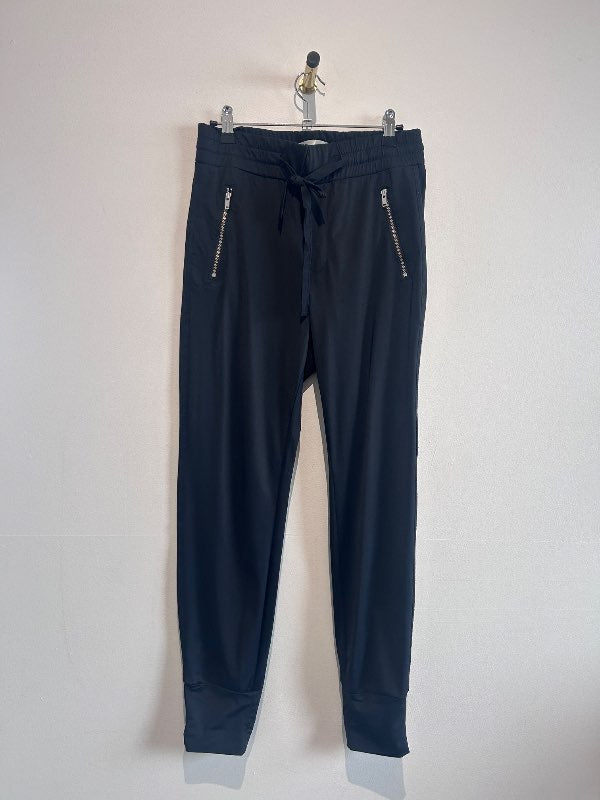 In Wear buxur svartar