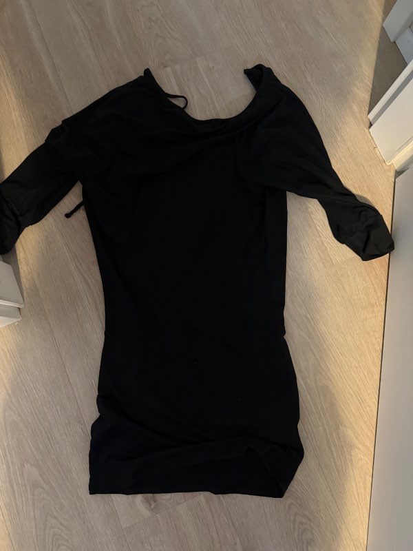 Svartur opið bak kjóll