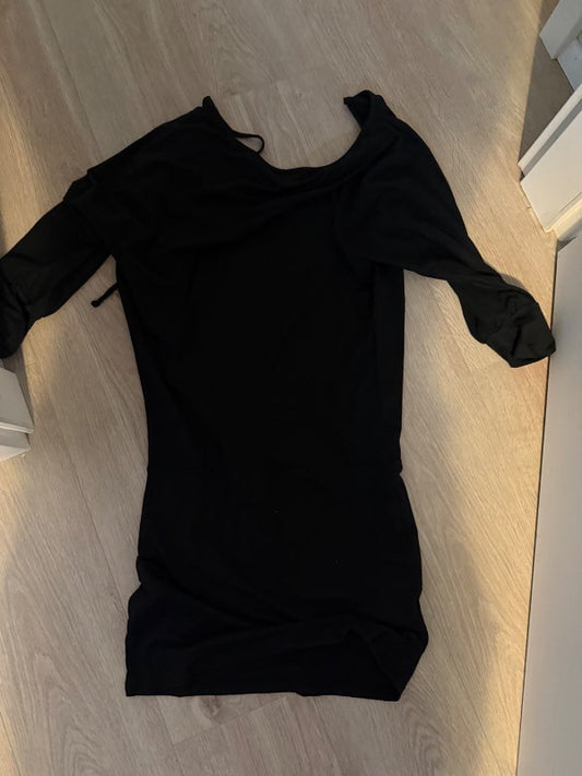 Svartur opið bak kjóll