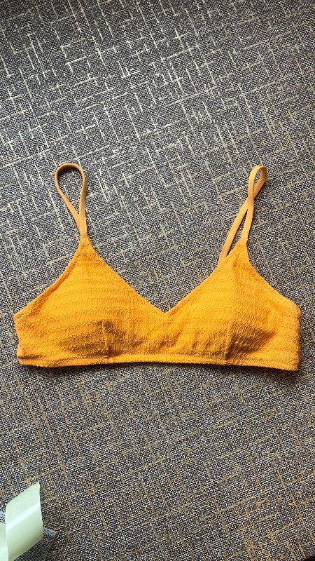 Appelsínugulur bikini toppur