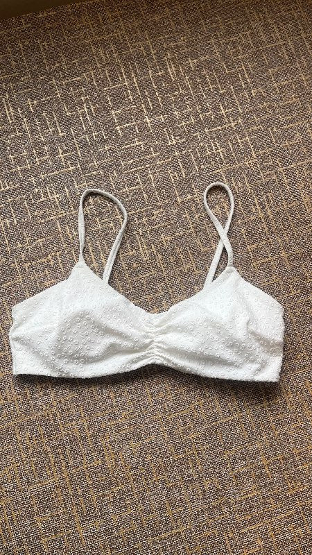 Hvítur bikini toppur