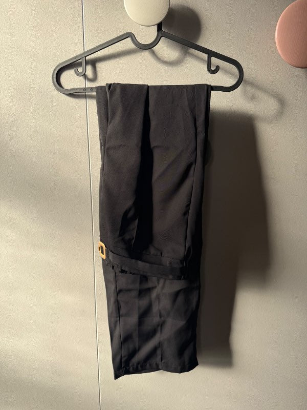 Svartar buxur m belti