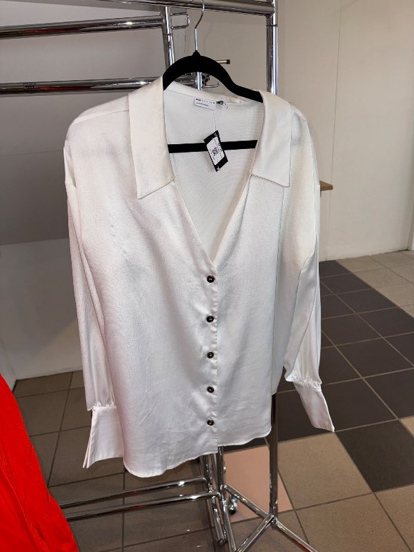Asos hvít satín skyrta