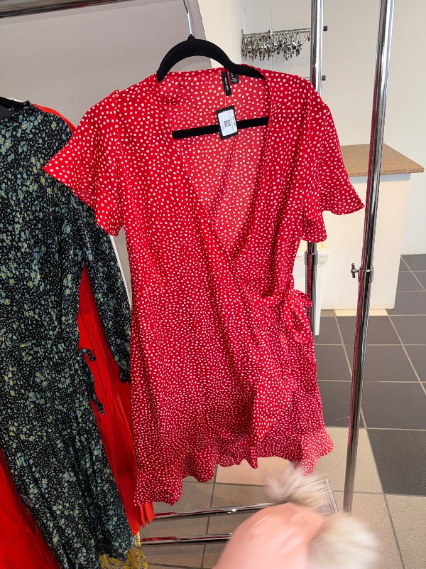 Vero moda kjóll doppóttur