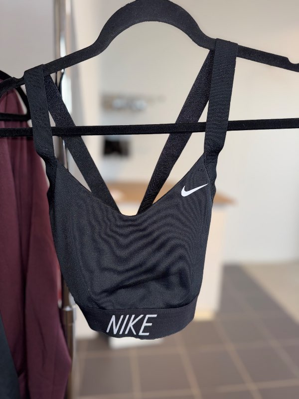 Nike íþróttatoppur svartur