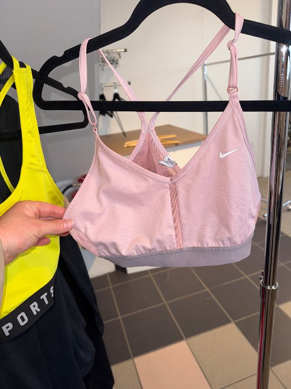 Nike bleikur íþróttatoppur