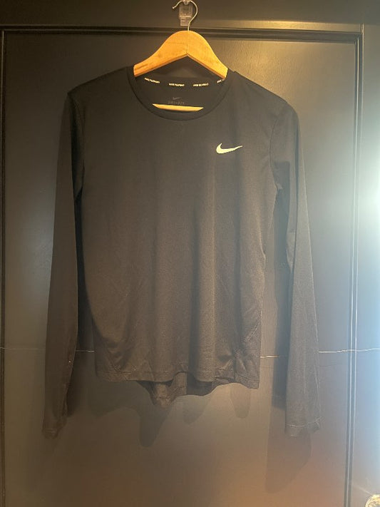 Nike svört langermapeysa