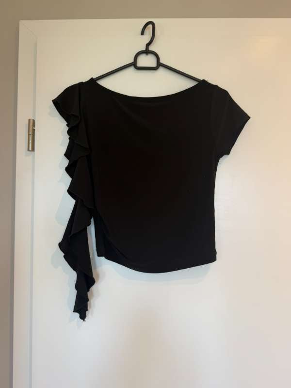 Gina Tricot svartur stutterma bolur