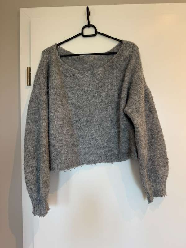 Elenza off shoulder grá peysa