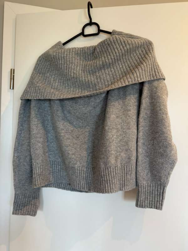 Offshoulder peysa grá
