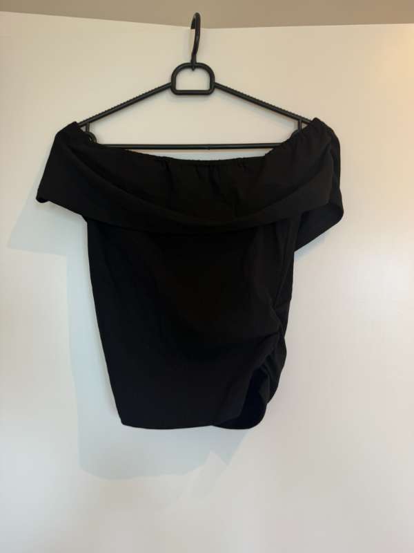 Offshoulder svartur bolur