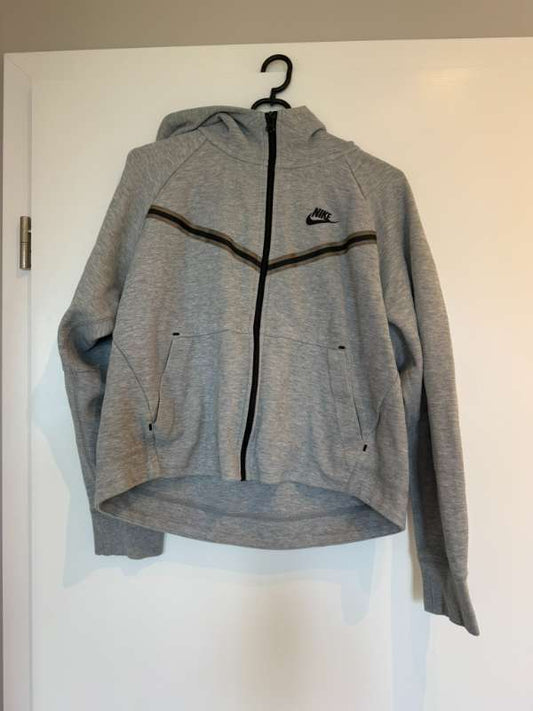 Nike Tech hettupeysa grá