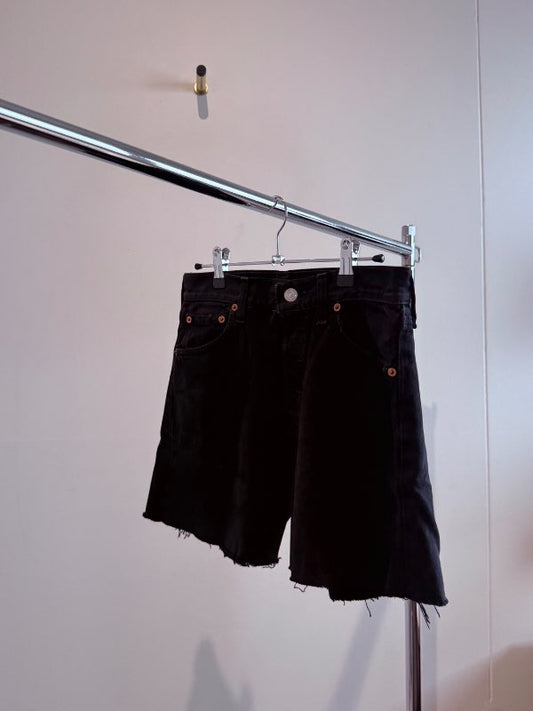 Levis svartar gallastuttbuxur