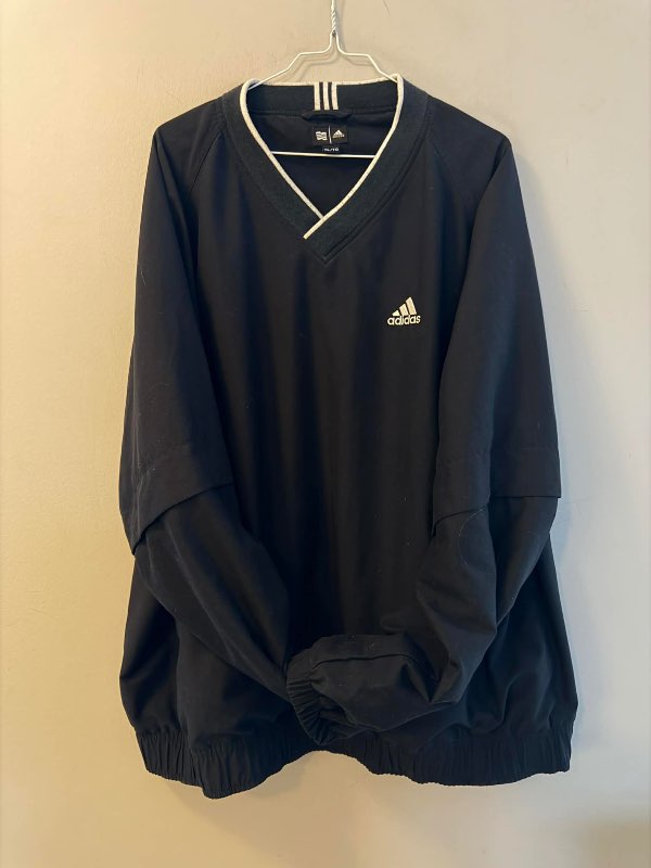 Svört Adidas peysa