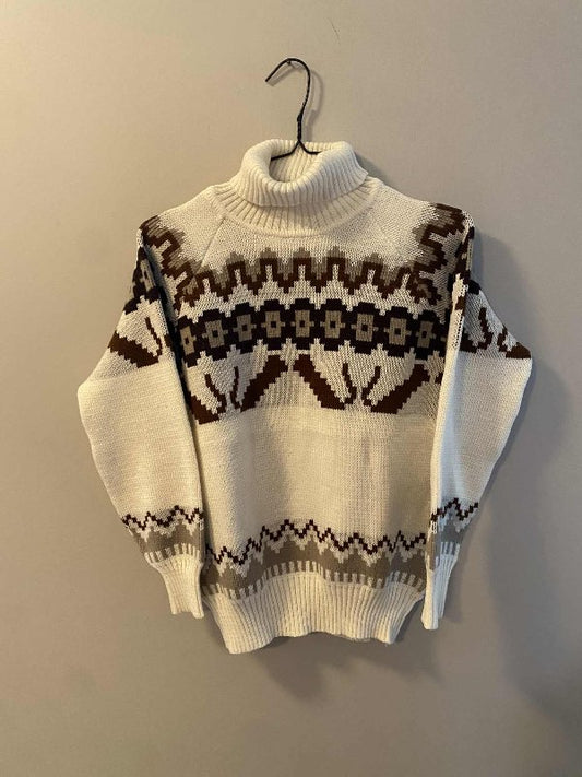 Hvítt mynsturð peysa