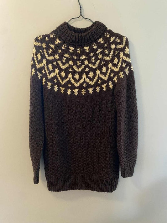 Hand knitted sweater brún