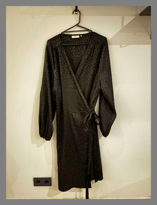 Svartur kjóll með hlébarðamunstri