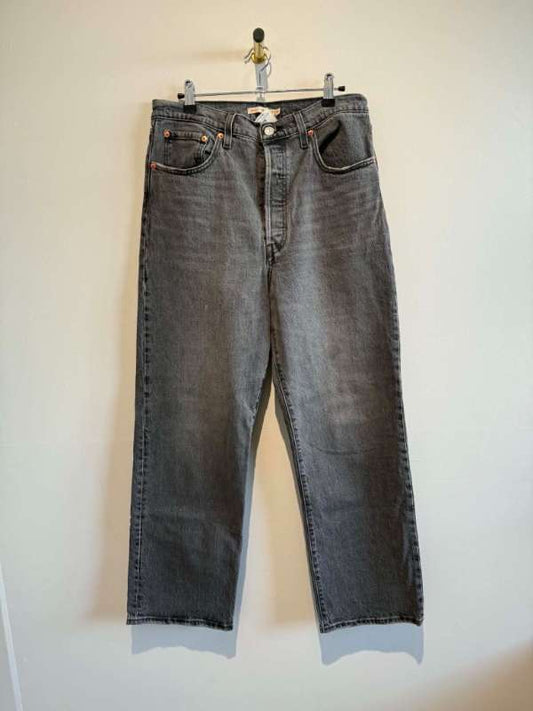 Levis gráar straight gallabuxur
