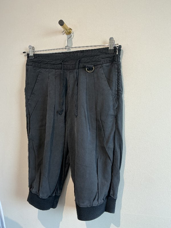 Svart kvart buxur