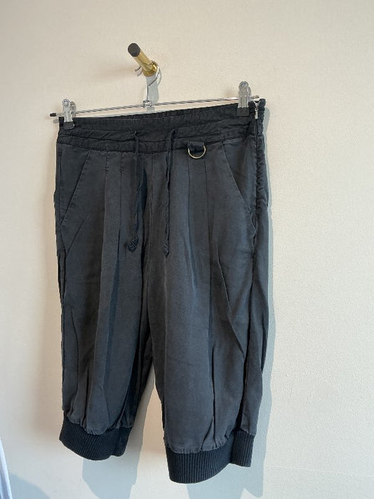 Svart kvart buxur