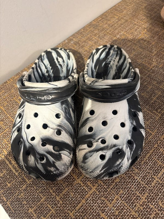 Hvítir og svartir crocs