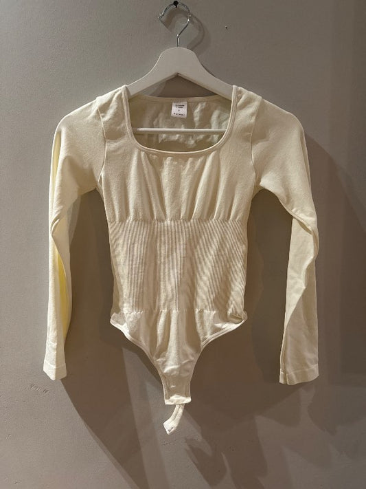 beige litið samfella