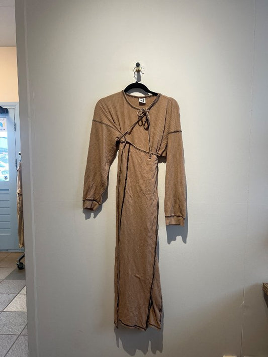 Brúnn bundinn kjóll