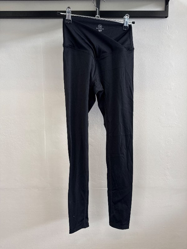 Define the line leggings svartar