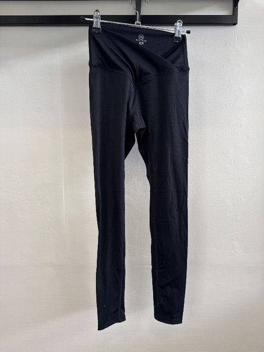 Define the line leggings svartar