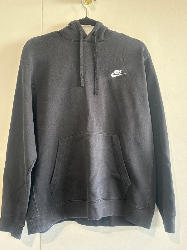 Svört Nike peysa