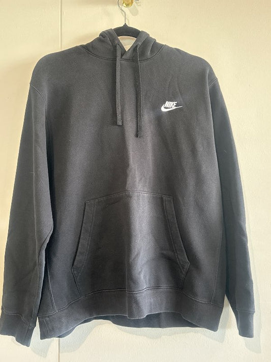 Svört Nike peysa
