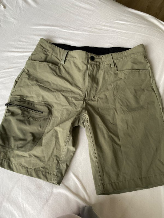 Khaki stuttbuxur