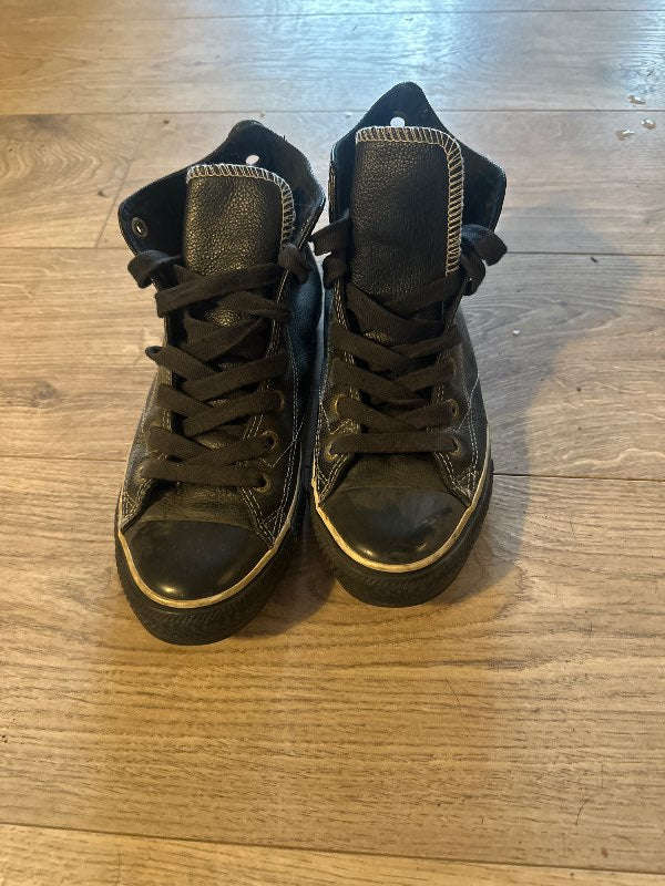 svartir Converse