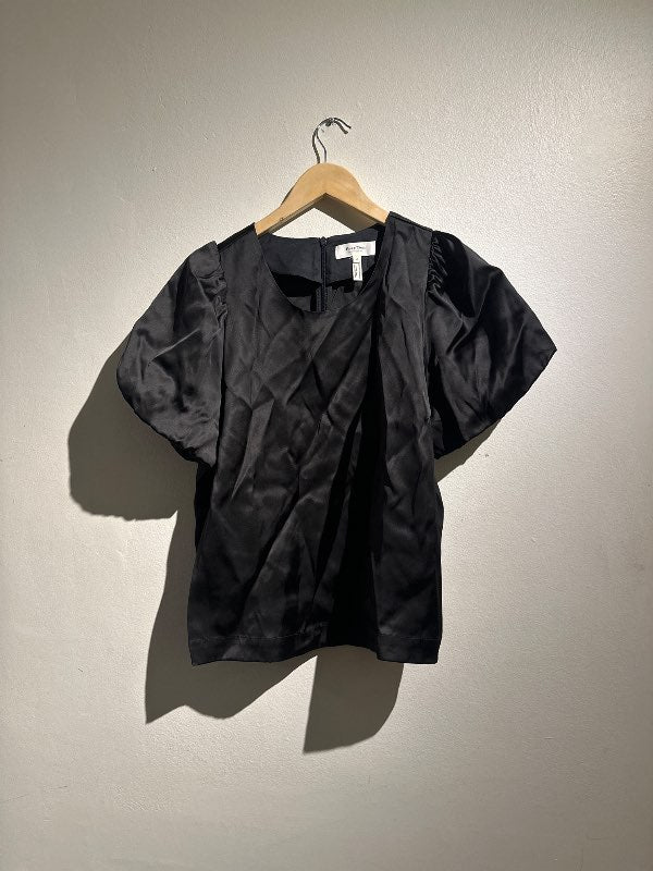 svört satin stuttermaskyrta