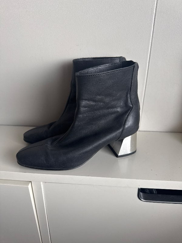 T bianco stilettos with silver heel