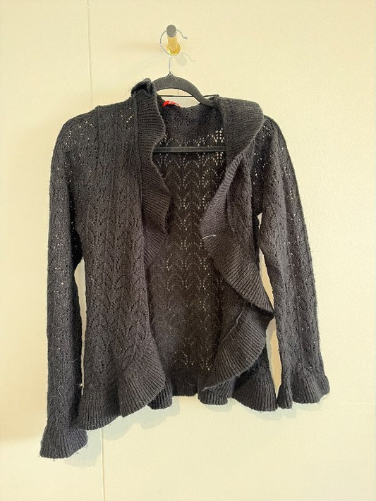 svört prjónuð peysa með ruffle flare ermum