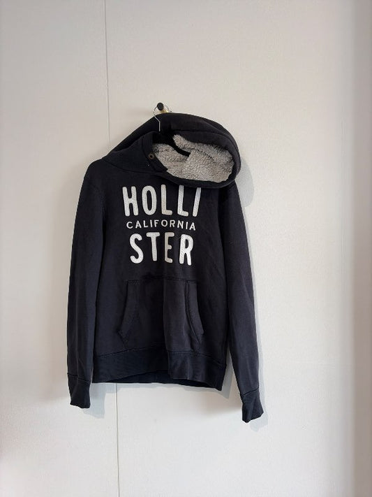 holluster peysa með loðhettu