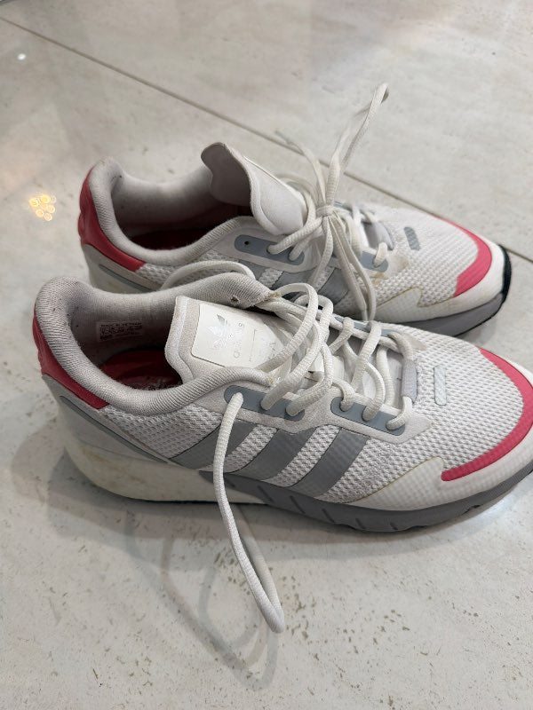 Skor adidas hvit