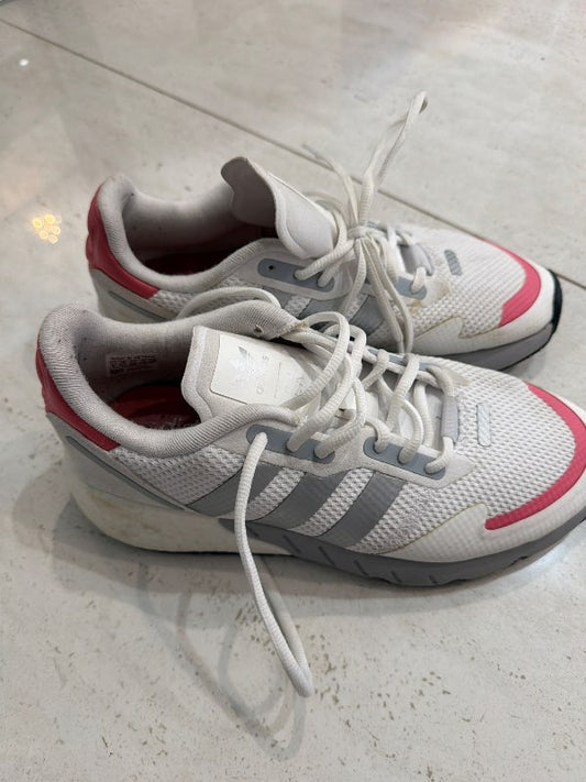 Skor adidas hvit