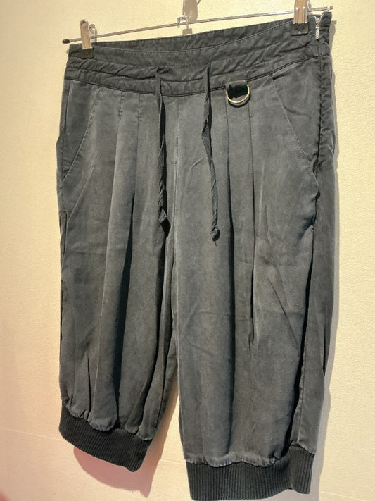 Svart kvart buxur