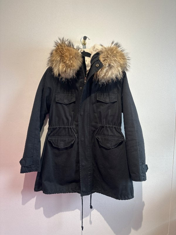 Svört úlpa með refaskinni