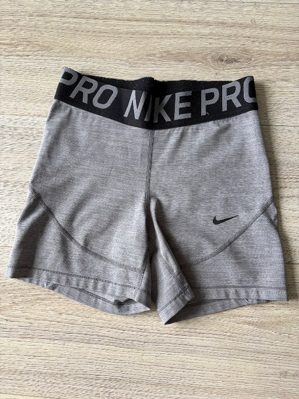 Nike Pro stuttbuxur gráar