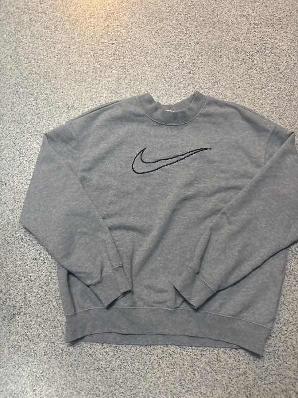 Grá Nike peysa