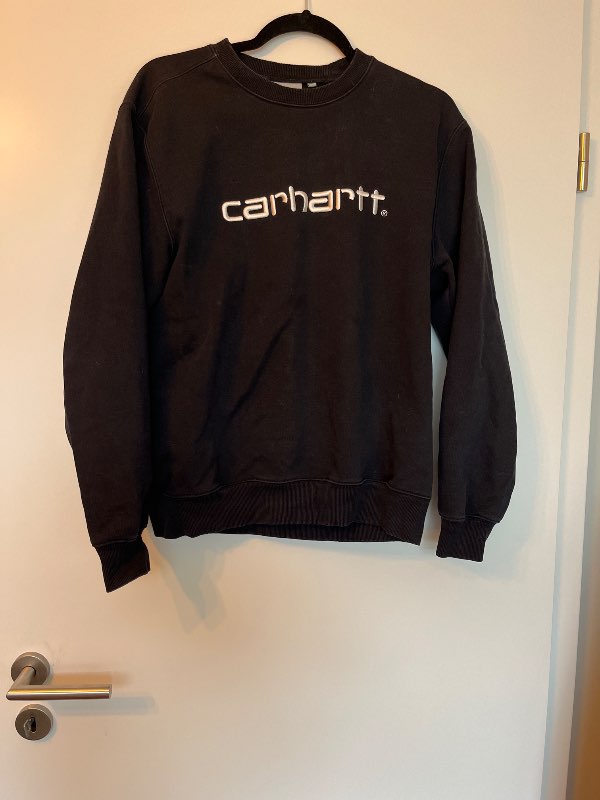 Svört carhartt peysa