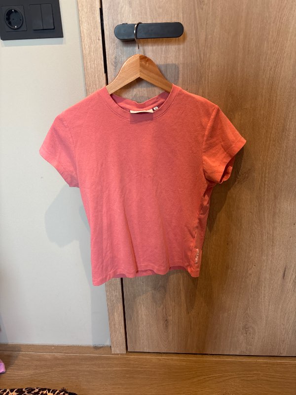 metta sport baby tee bleikur