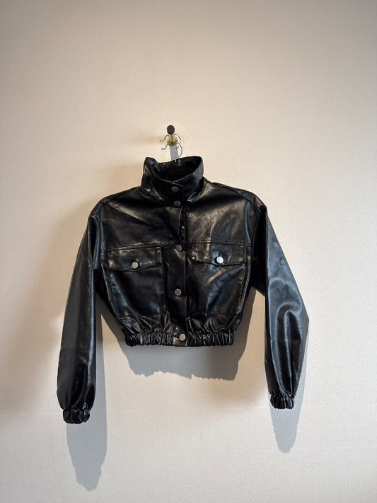 svartur cropped leðurjakki